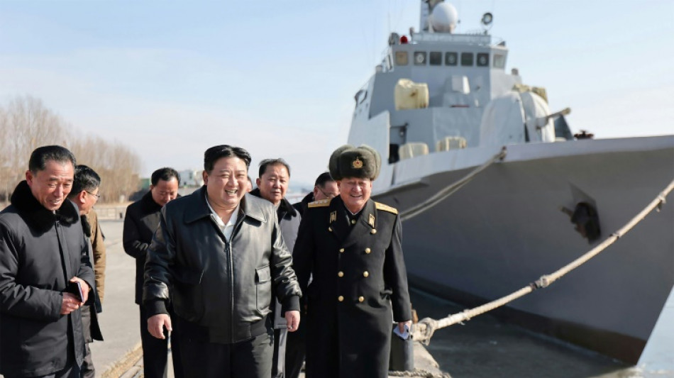 El l&iacute;der norcoreano Kim Jong Un inspecciona barcos de guerra