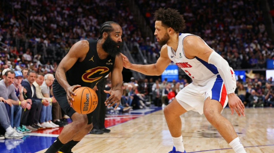 Pistons hold off Cavs to win series-opener