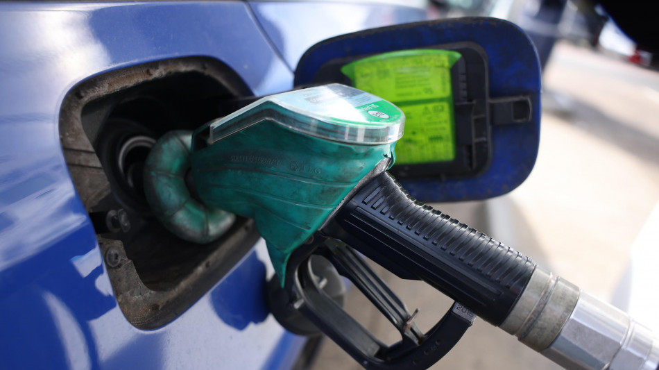 Il petrolio con il brent ritocca i 100 dollari al barile