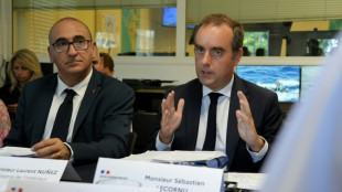 A Mayotte, Lecornu abat ses cartes pour acc&eacute;l&eacute;rer la reconstruction