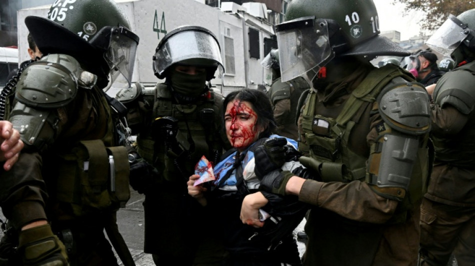 La polic&iacute;a chilena se enfrenta con estudiantes que protestan contra Kast