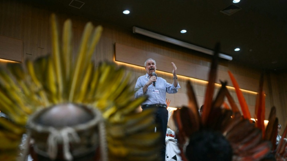 Indígenas e ativistas marcham em Belém durante a COP30