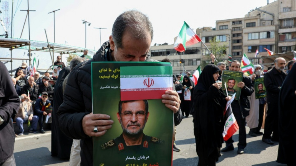 A T&eacute;h&eacute;ran, fun&eacute;railles et "r&eacute;sistance" apr&egrave;s un mois de guerre