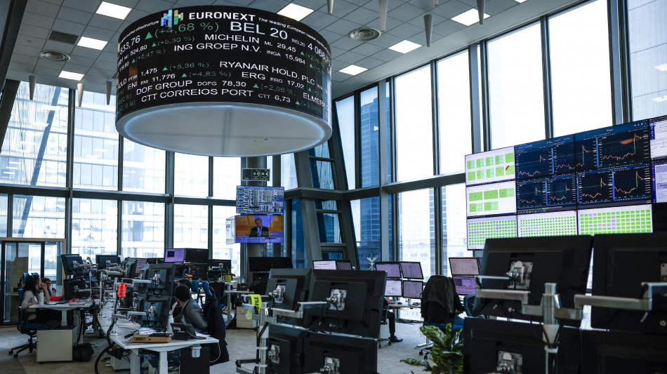 Borsa: l'Europa si muove in rosso, spread oscilla su 100 punti