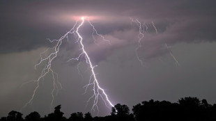 Heftige Unwetter in Teilen Deutschlands: Stra&szlig;en &uuml;berschwemmt und Z&uuml;ge gestrandet