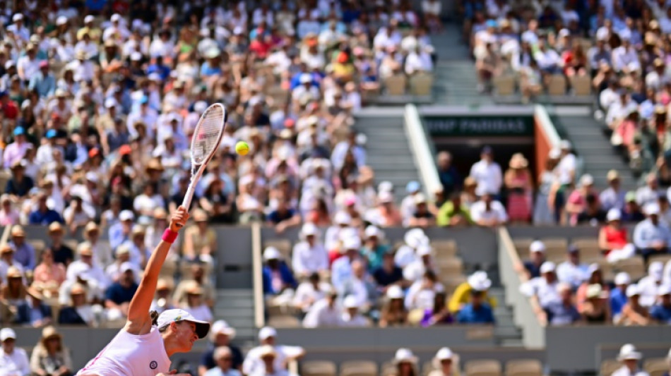 Swiatek into French Open semi-final as Haddad Maia makes history for Brazil