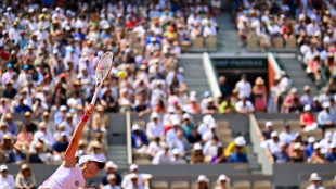 Swiatek into French Open semi-final as Haddad Maia makes history for Brazil