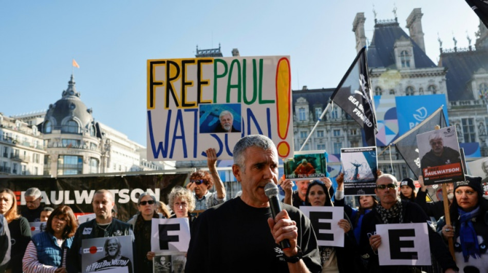 Des manifestants exigent &agrave; Paris la lib&eacute;ration de l'&eacute;cologiste Paul Watson