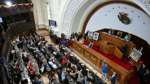 Chavistas entoam lema em apoio a Maduro na posse do novo Parlamento da Venezuela