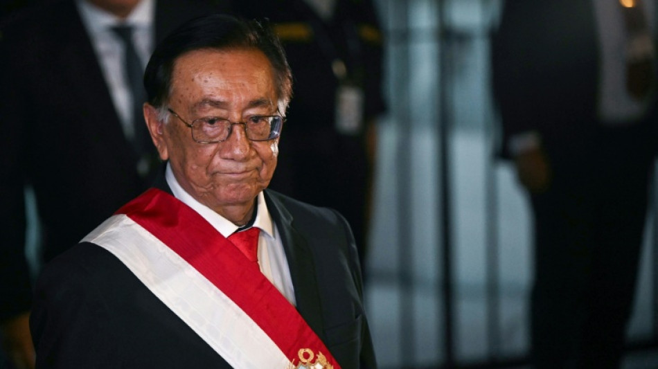 El izquierdista Jos&eacute; Mar&iacute;a Balc&aacute;zar asume como presidente interino de Per&uacute;