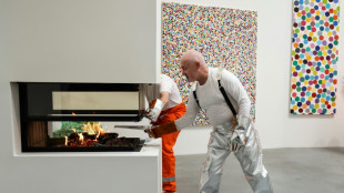 Britischer Künstler Damien Hirst verbrennt tausende seiner Kunstwerke