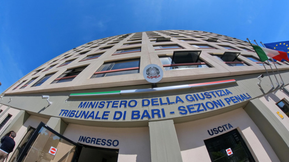 Spiava i conti di Mattarella e Meloni, chiuse indagini su ex dipendente banca