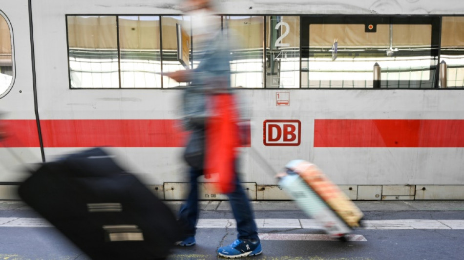 Urteil: Bahn darf nicht zur Auswahl von Anrede zwischen Mann und Frau zwingen