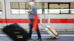 Urteil: Bahn darf nicht zur Auswahl von Anrede zwischen Mann und Frau zwingen