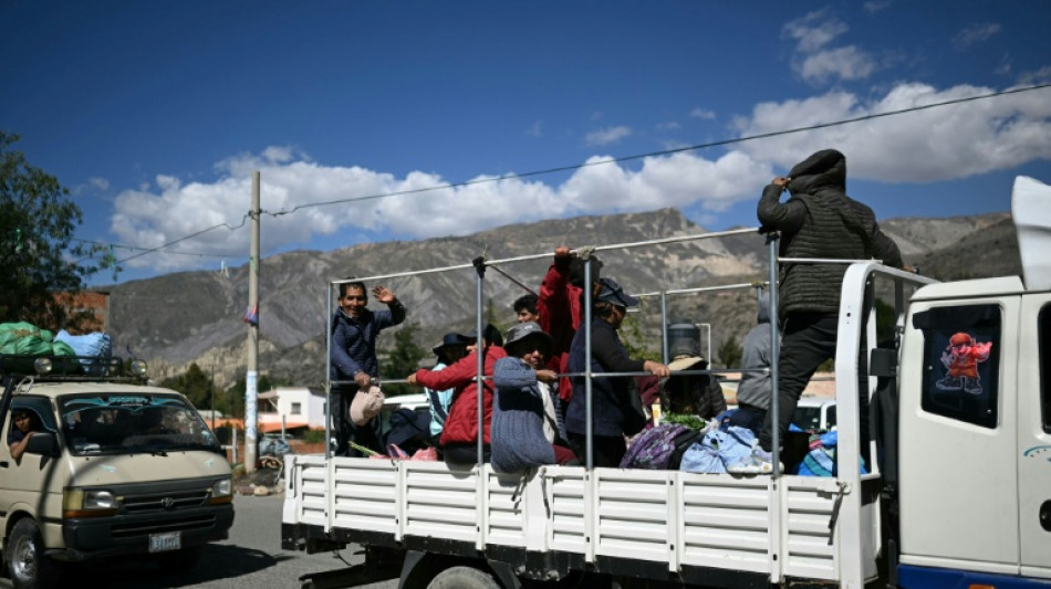 Fuertes choques entre polic&iacute;as y manifestantes en el desbloqueo de una ruta en Bolivia