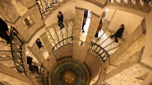 Borsa: Milano chiude debole (-0,38%), pesanti Tim e Leonardo