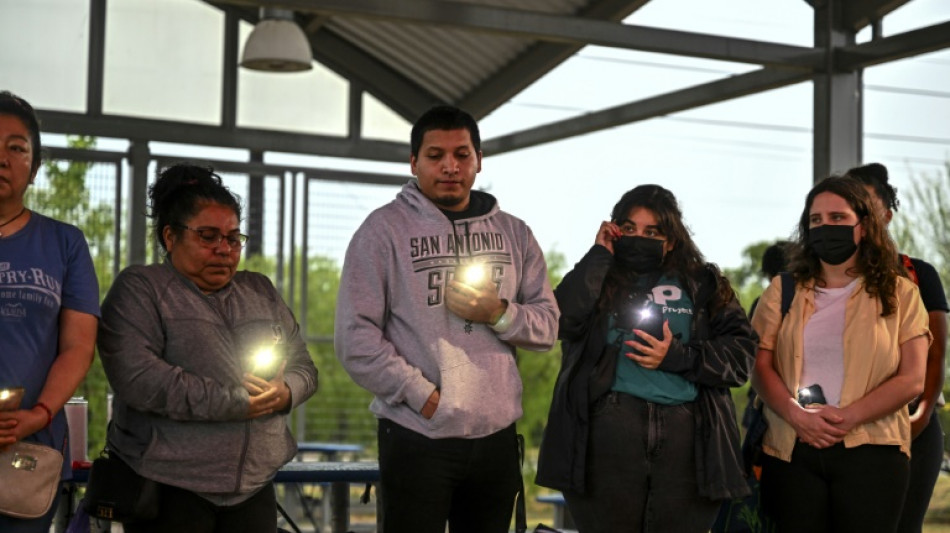 Douleur et col&egrave;re lors d'une veill&eacute;e pour les migrants retrouv&eacute;s morts dans un camion au Texas