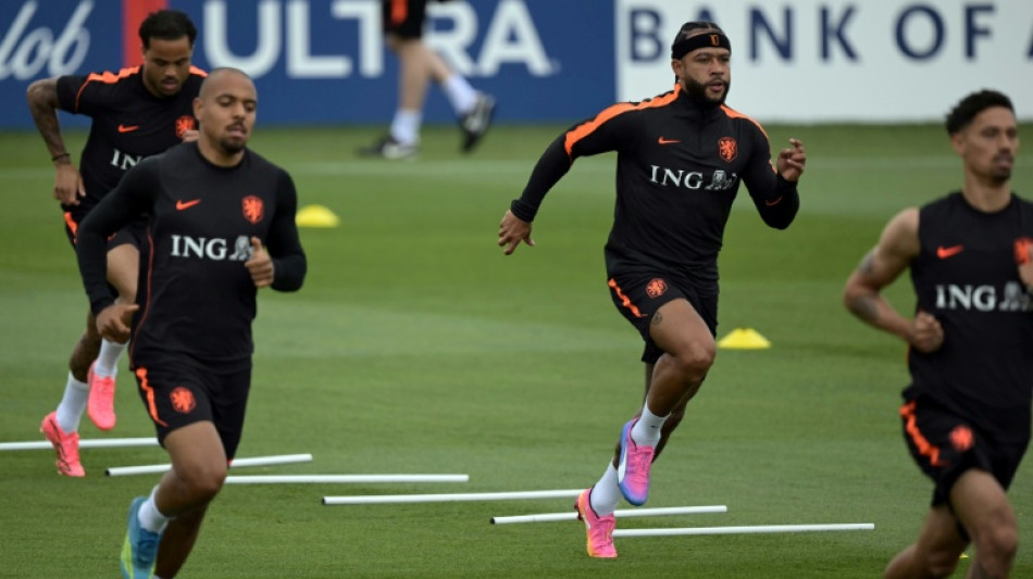 Com Memphis, sele&ccedil;&atilde;o holandesa estreia na Copa contra Jap&atilde;o sem capit&atilde;o
