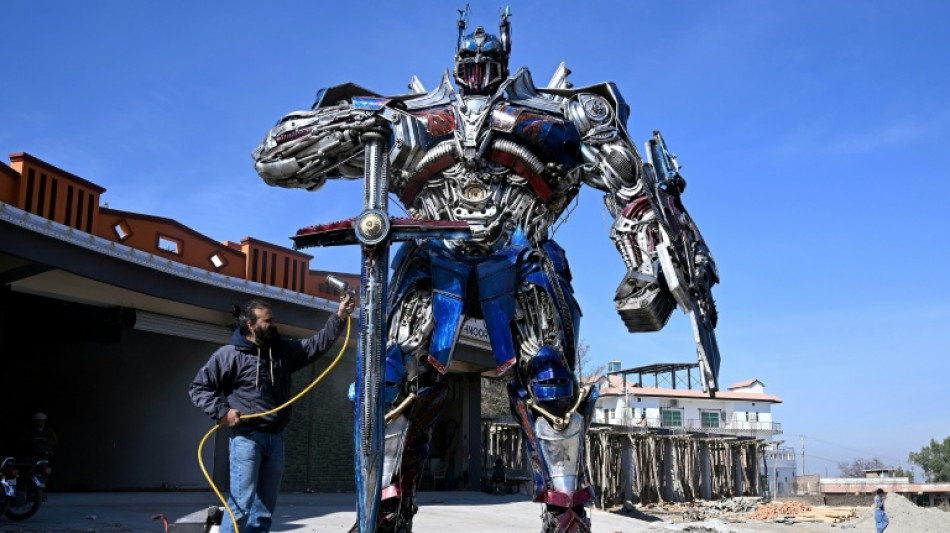 Un sculpteur pakistanais transforme la ferraille en &oelig;uvres monumentales