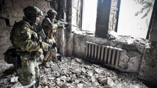 Ukraine: la bataille fait rage à Marioupol, Biden accuse Poutine de "génocide"