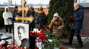 Ein Jahr nach Tod von Nawalny: Hunderte Menschen am Grab in Moskau