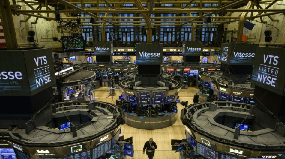 Wall Street ouvre en baisse, d&eacute;&ccedil;ue par la consommation am&eacute;ricaine et Intel