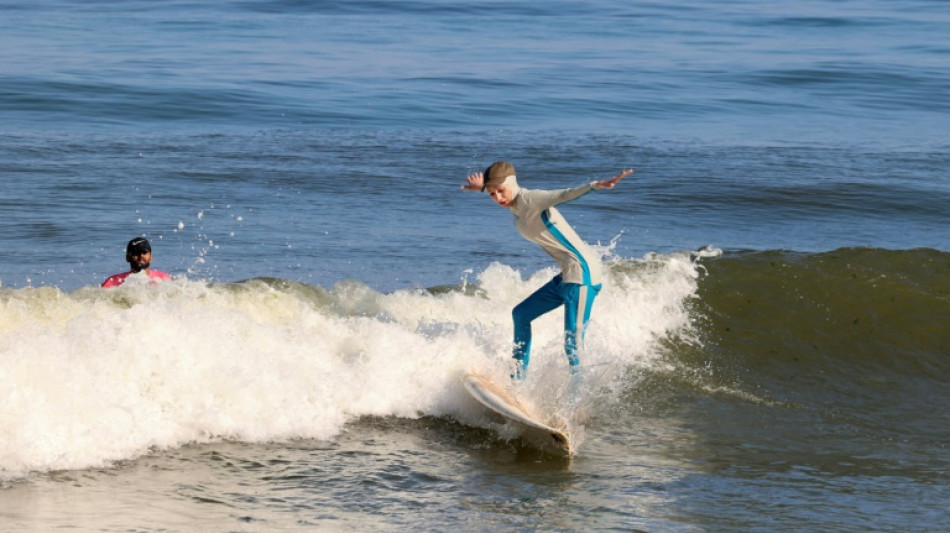 Surf et baignade, les Gazaouis red&eacute;couvrent les plaisirs d'une mer propre