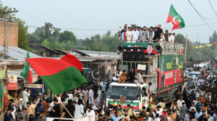 Pakistan: rouge, vert, ferveur et col&egrave;re dans la marche pour Imran Khan