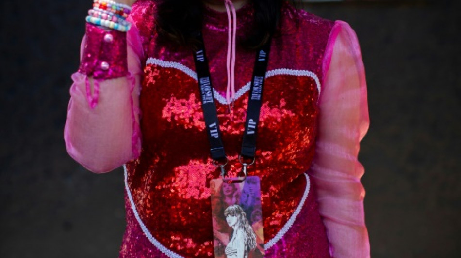 Fren&eacute;ticos, miles de admiradores asisten al primer concierto de Taylor Swift en M&eacute;xico