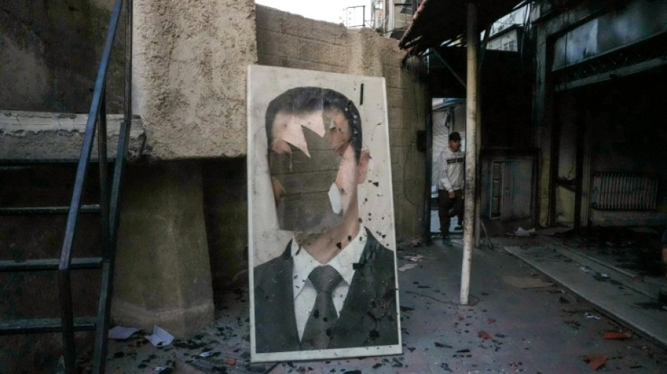 Syrie: des secouristes fouillent les ge&ocirc;les du pouvoir d&eacute;chu de Bachar al-Assad, liesse &agrave; Damas 