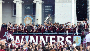 Aston Villa desfila com trof&eacute;u da Liga Europa diante de multid&atilde;o em Birmingham