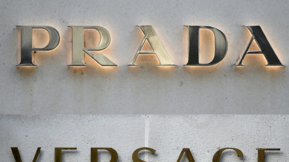UE aprova aquisição da Versace pela Prada para criar gigante italiana do luxo