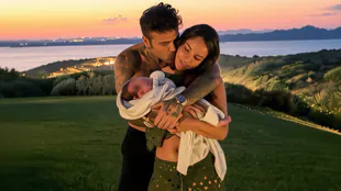 Fedez riassume l'estate con Giulia Honegger ed Edoardo: dalla nascita alle vacanze in Sardegna
