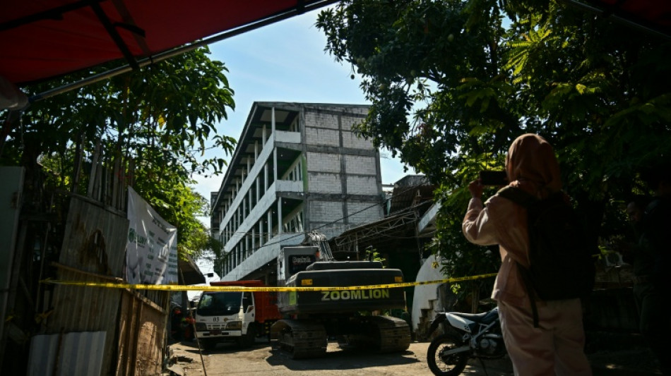 Buscas em escola que desabou na Indonésia terminam com 67 mortos