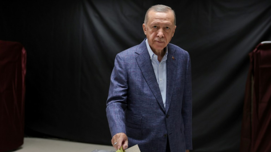La Turquie, fortement mobilis&eacute;e, a vot&eacute;; le sort d'Erdogan en jeu 