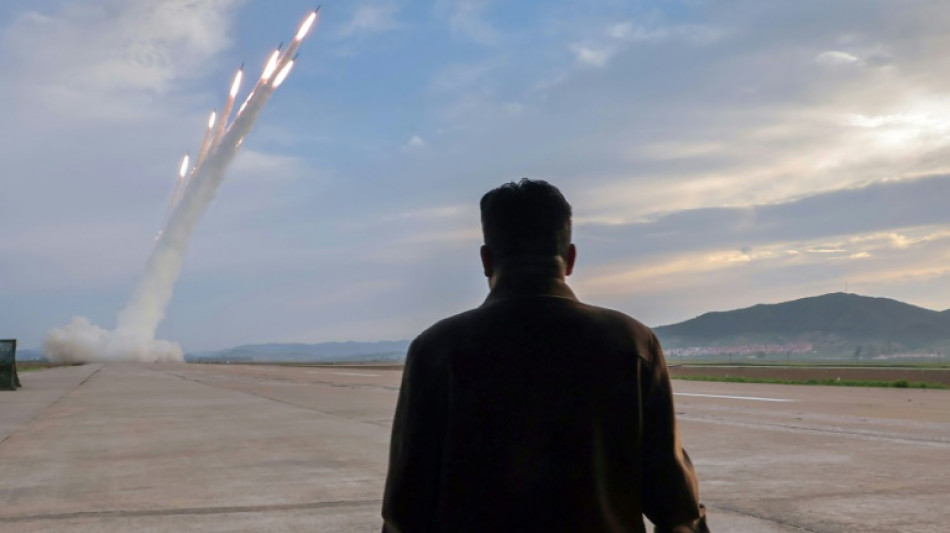 L&iacute;der norte-coreano supervisiona lan&ccedil;amento m&uacute;ltiplo de foguetes