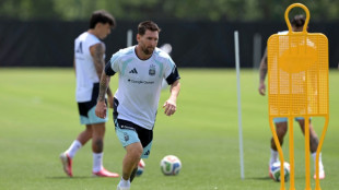 Argentina faz primeiro treino com zagueiro Marcos Senesi