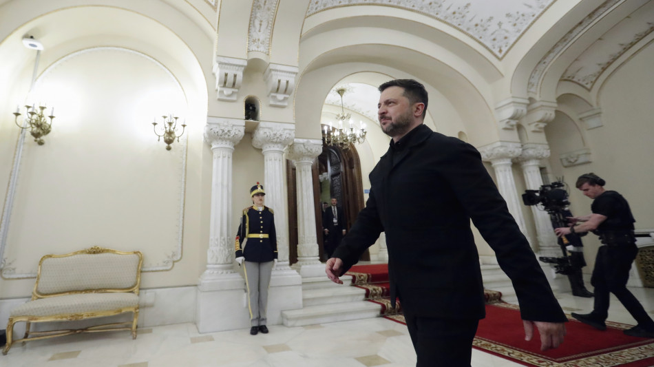 Zelensky, pesanti raid russi nella notte, drone russo colpisce nave cinese