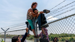 Malgr&eacute; les bou&eacute;es et les barbel&eacute;s, les migrants continuent d'arriver au Texas
