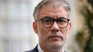 Macron mira a su izquierda para intentar resolver la crisis política en Francia