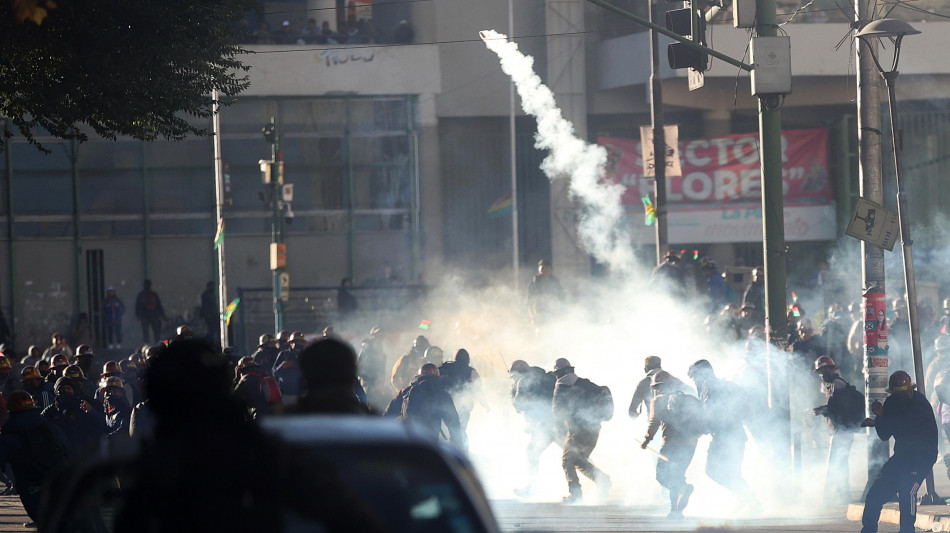 Bolivia, proteste e blocchi assediano La Paz: governo sempre pi&ugrave; fragile