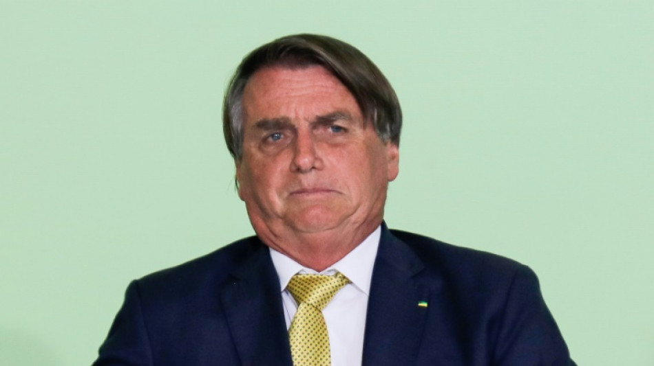 Brésil: le président Bolsonaro hospitalisé après un malaise