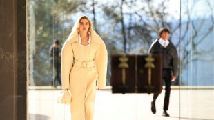 Jacquemus presenta una colecci&oacute;n llena de glamur rodeada de arte moderno