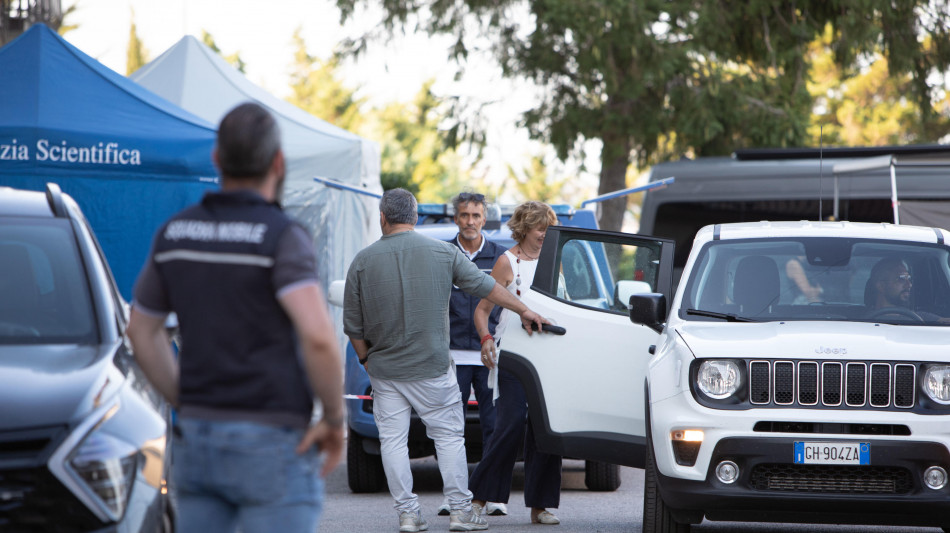 Morte avvelenate: prelievi in casa anche su abiti, mobili e suppellettili