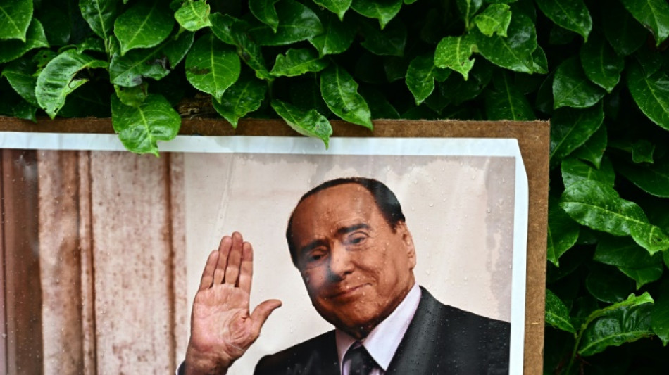 Milhares de pessoas prestam sua última homenagem a Berlusconi