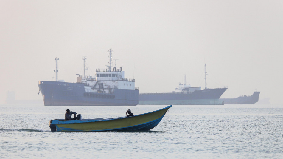 Media Teheran, 'tariffe all'Iran per passare a Hormuz sospese per 60 giorni'