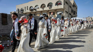 Casamento coletivo em Gaza em ru&iacute;nas, uma festa para 'continuar vivendo'