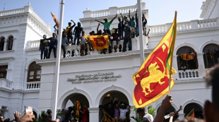 Presidente de Sri Lanka contin&uacute;a su huida, ahora a Singapur