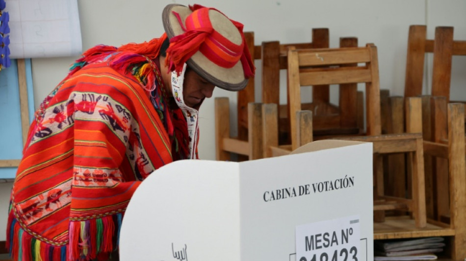 Peruanos votan en re&ntilde;ido balotaje para elegir a su noveno presidente en 10 a&ntilde;os