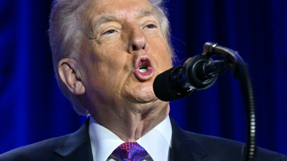 Trump apaga v&iacute;deo racista que retratava casal Obama como macacos